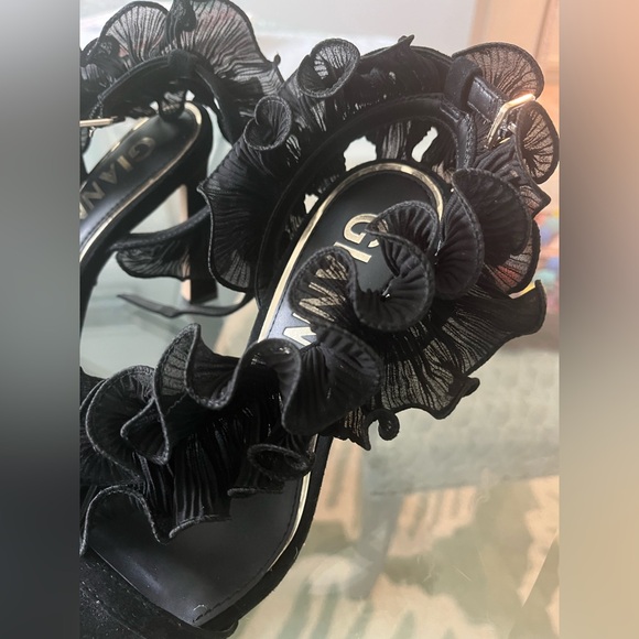 Gianni Bini
Franz Suede Chiffon Ruffle Dress Sandals Sz 7.5